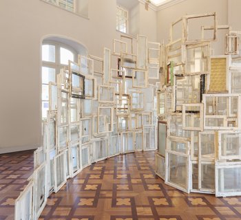 Ausstellungsansicht &quot;Blickwechsel: Chiharu Shiota und das Wechselspiel von Innen und Außen&quot;