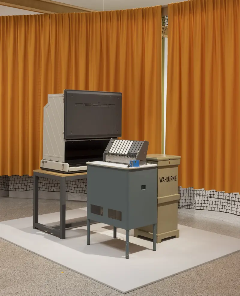 Ausstellungsansicht Wahlgerät ESD1, Automatische Stimmenzählmaschine, 1961, Wahlurne, 1946-1947