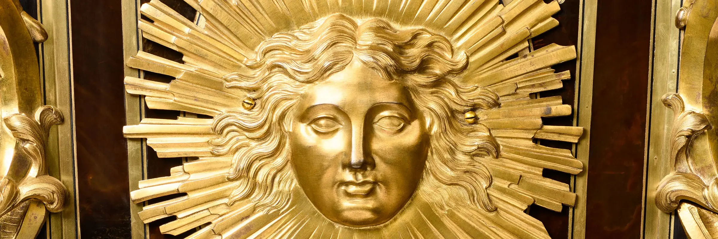 Dekoration in Form einer goldenen Sonne