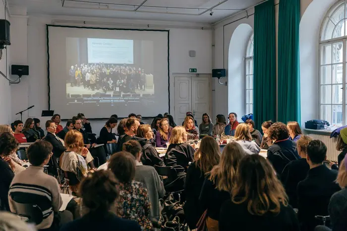 Gespräche im Rahmen von einer Veranstaltung mit vielen Personen