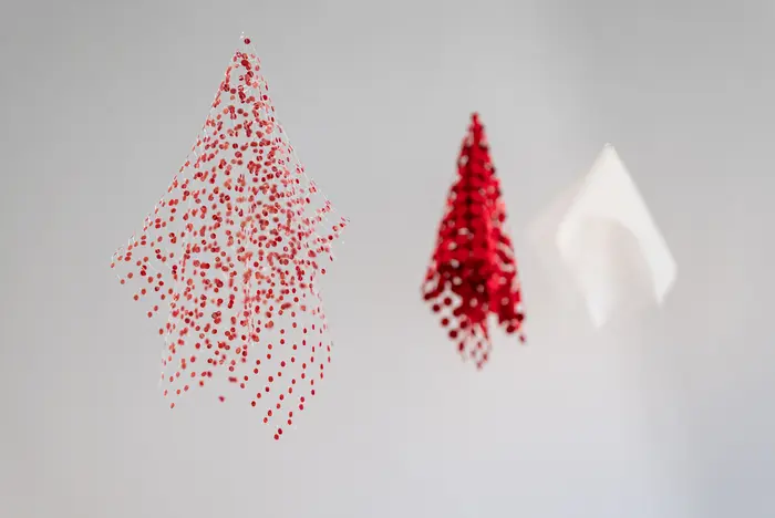 Drei hängende Tücher aus verschiedenfarbigen Punkten