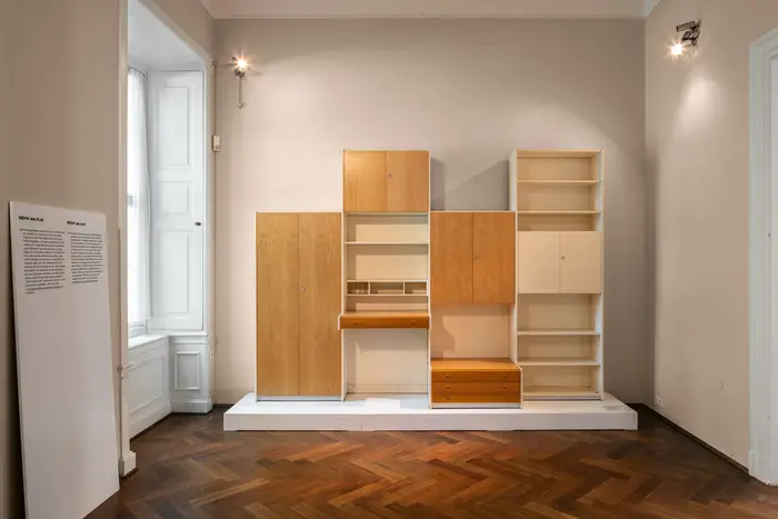 Ausstellungsansicht eines Schrankes mit Informationstafeln