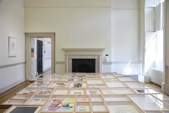 Ausstellungsansicht verschiedener Schaukästen gefüllt mit bunten Löffeln