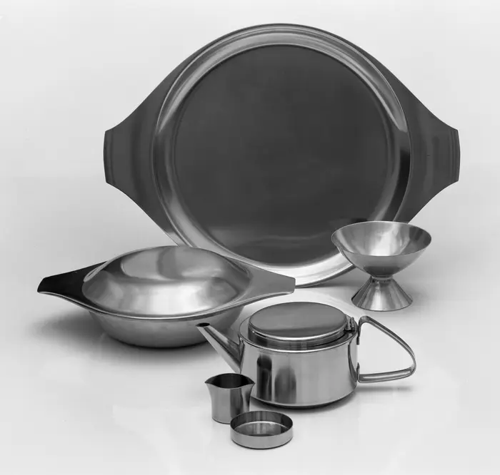 Geschirr-Set aus Metall