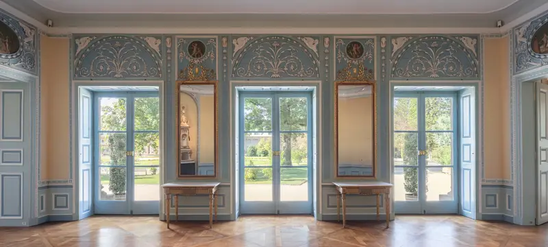 Prunkvoller Saal mit Blick auf einen Garten