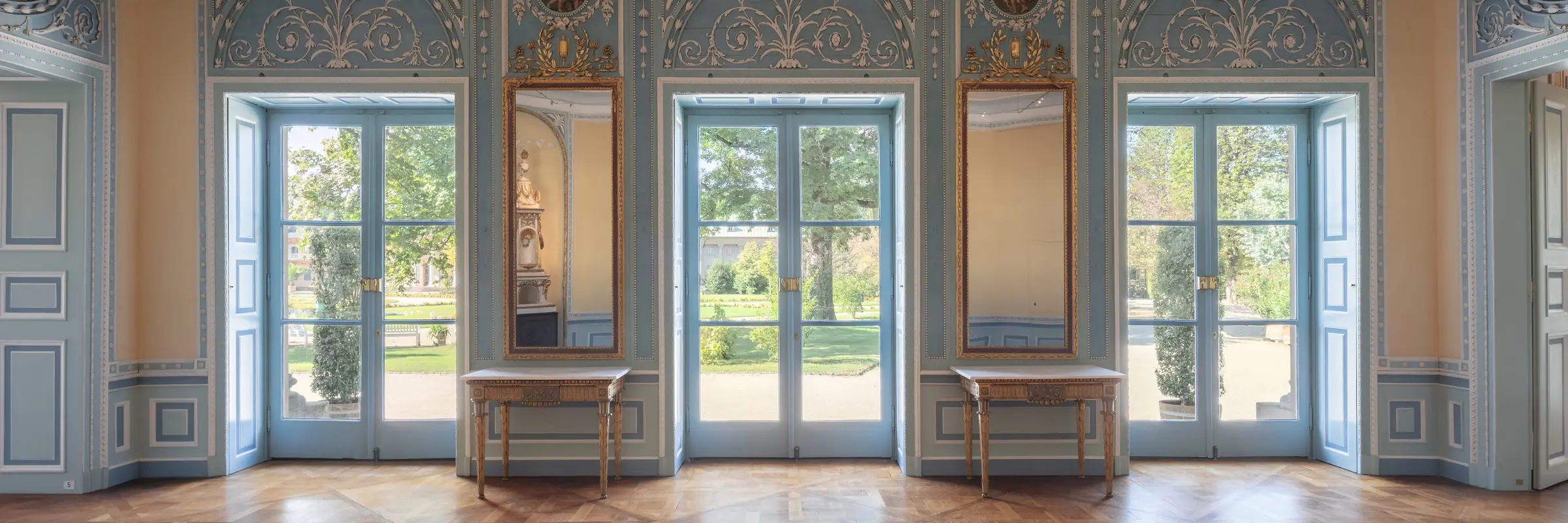 Prunkvoller Saal mit Blick auf einen Garten