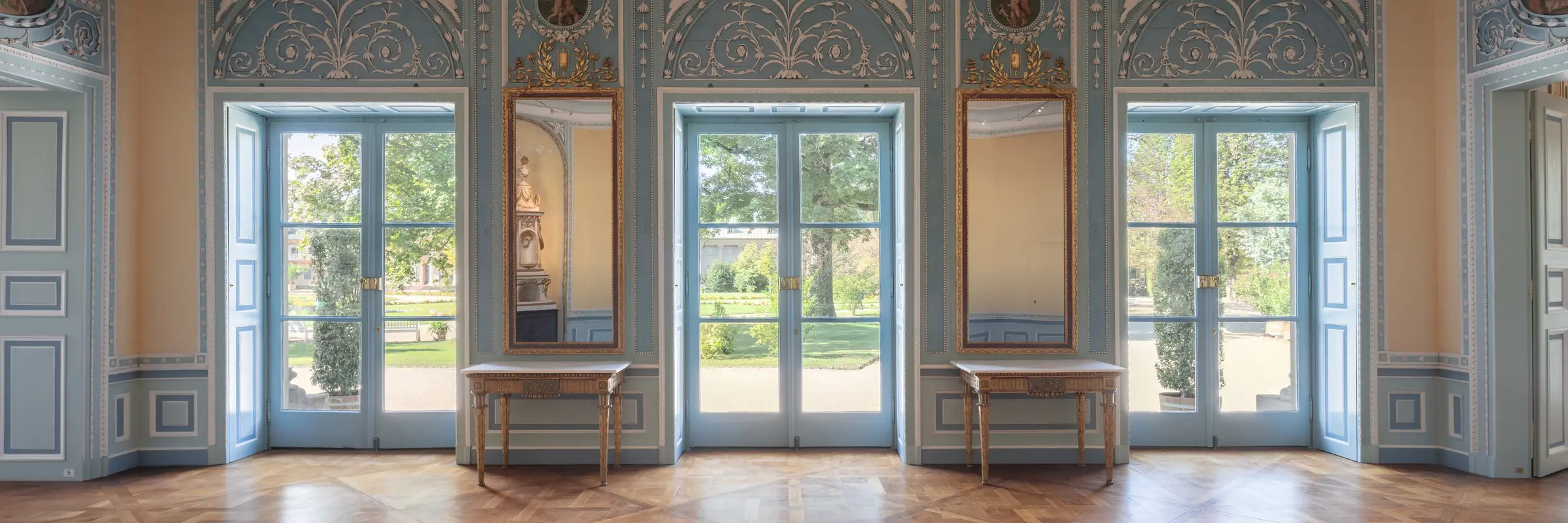 Prunkvoller Saal mit Blick auf einen Garten