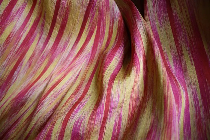 Stoff mit verlaufenden Streifen