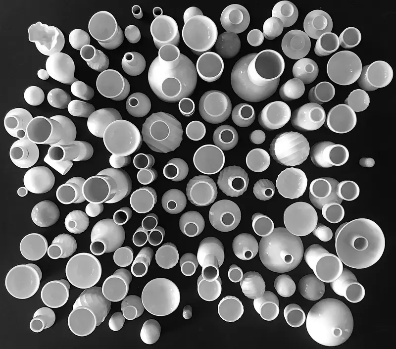 Vasen verschiedener Form und Größe von oben fotografiert 