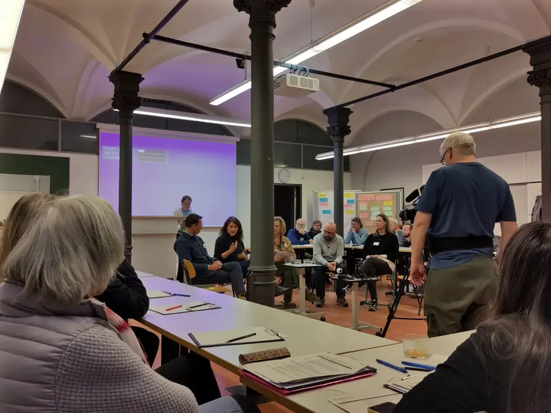 Das KGM stellt sich den Fragen eines „Gesellschaftsforums“, einem per Losverfahren einberufenen Bürger*innenrat, 2023 