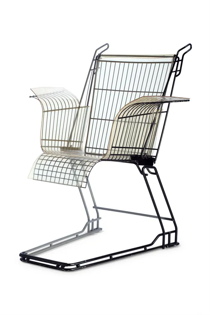 Stuhl mit Armlehnen, aus Metallgittern geformt