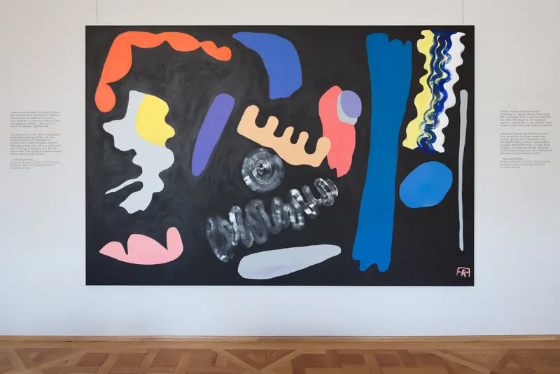 Ausstellungsansicht eines schwarzen Gemäldes mit bunten Mustern