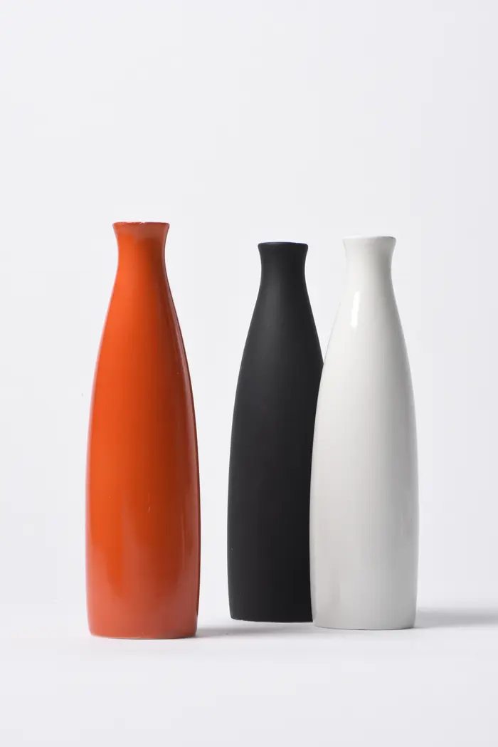 Drei Vasen eine in roter, weißer und schwarzer Farbe
