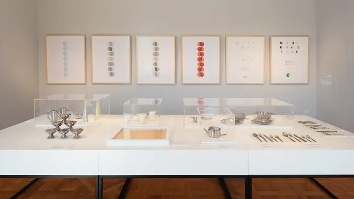 Präsentationstisch auf dem Silberwaren in Vitrinen ausgestellt sind