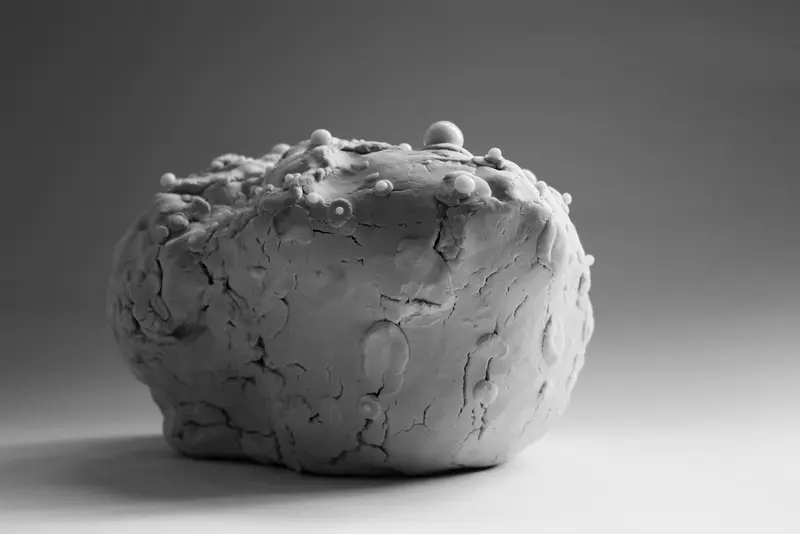 Tonklumpen mit Rissen und hinzugefügten kleinen Bällchen 