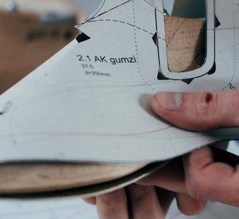 Holzmodell eines Schuhmachers