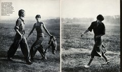Doppelseite der Modezeitschrift mit Abbildung von drei Frauen auf einem Feld
