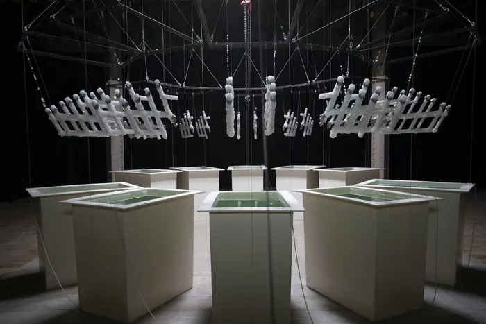 Kreisförmiges Kunstwerk in einem dunklen Raum