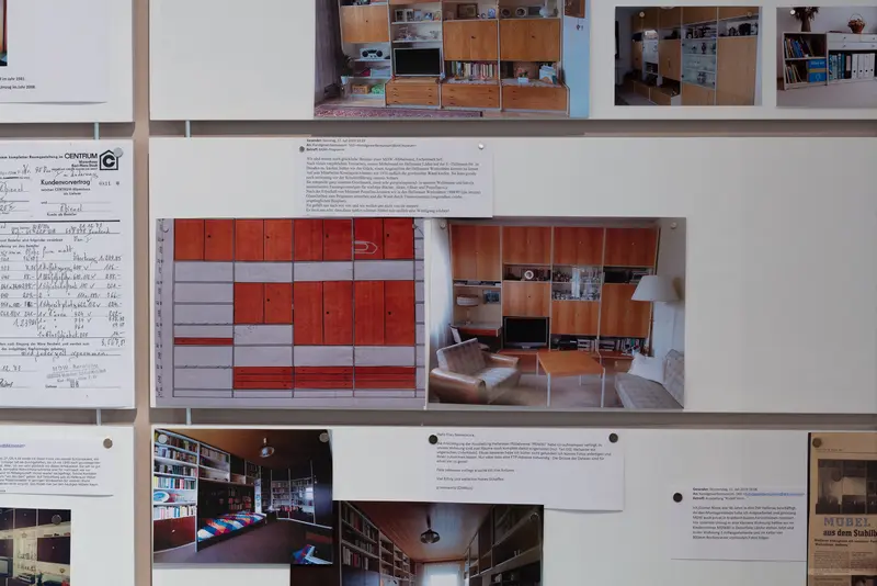 Informationstafel mit Fotografien von Inneneinrichtungen und Informationstexten