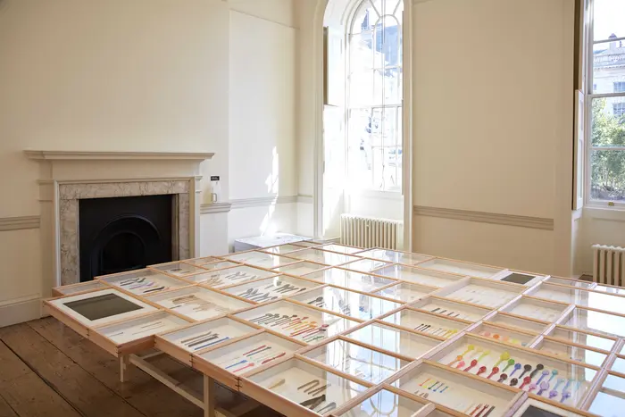 Ausstellungsansicht verschiedener Schaukästen mit Löffeln