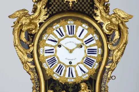 Standuhr mit goldenen Mustern und Engelsfigur