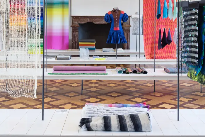 Raum mit verschiedenen Stoffen und Kleidungsstücken