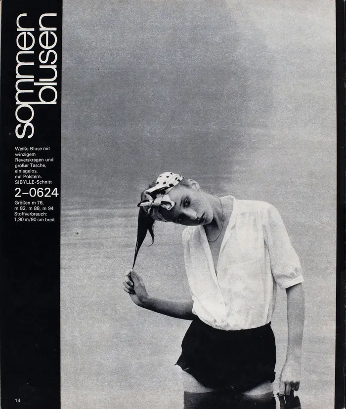 Ansicht einer Frau, die in Bluse und kurzer Hose im Wasser steht