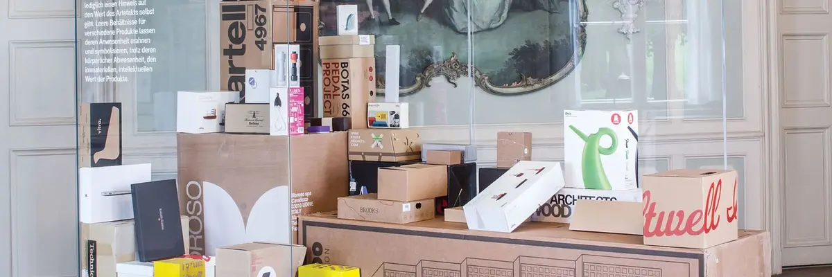 verschiedene Kartons in einem Raum des Schloss Pillnitz