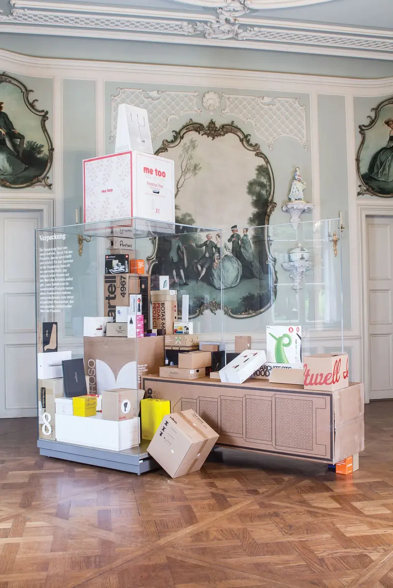 verschiedene Kartons in einem Raum des Schloss Pillnitz