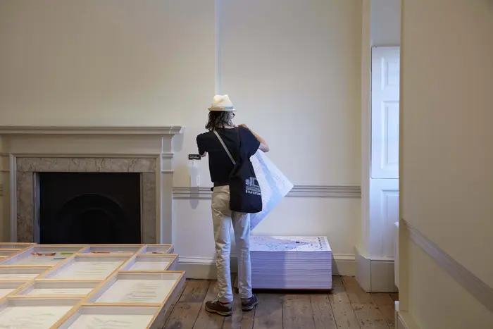 Ein Besucher in der Ausstellung "Spoon Archaeology"