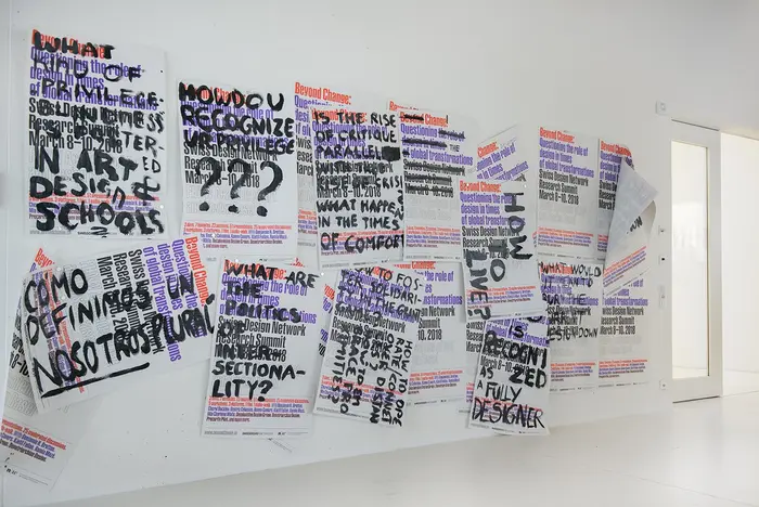 Foto einer Wand mit vielen Plakaten