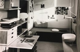 Rudolf Horn, Erich Schubert, Eberhard Wüstner, Musterwohnung Dresden, 1973 Zimmer mit Schreibtisch und Stuhl