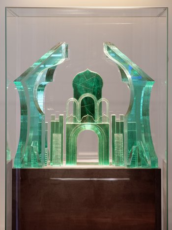 grün-bläuliche Glasplastik, die ein Tor darstellt